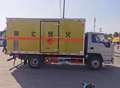 平南爆破器材运输车工人安全操作规范与智能技术保障